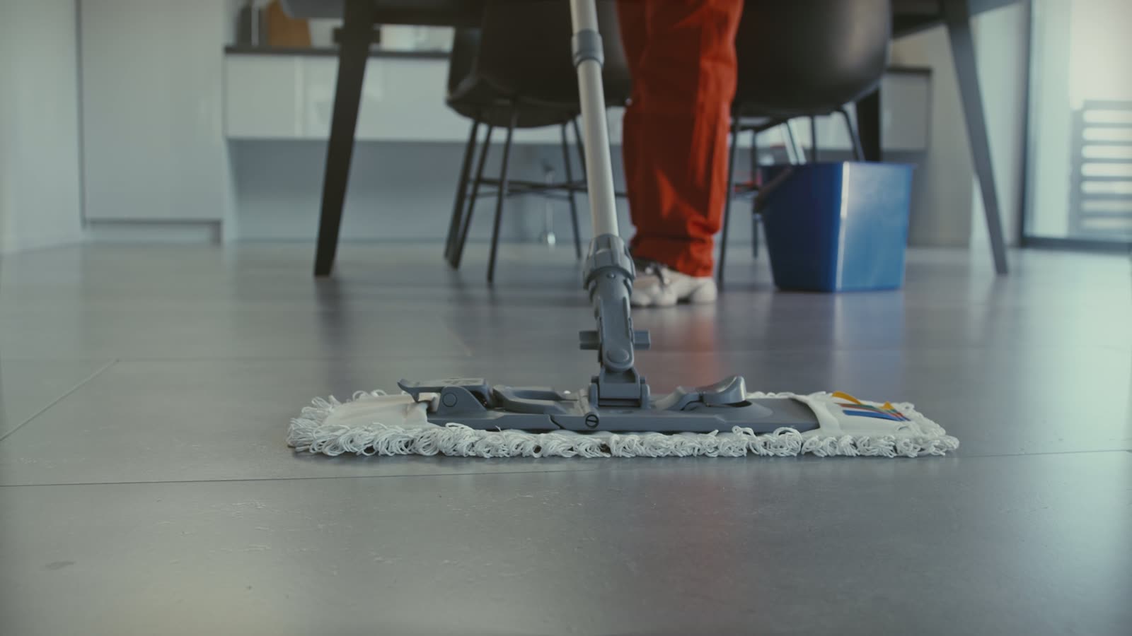 Bir işletme zemininde düz mop ile yapılan temizlik, alçak açı